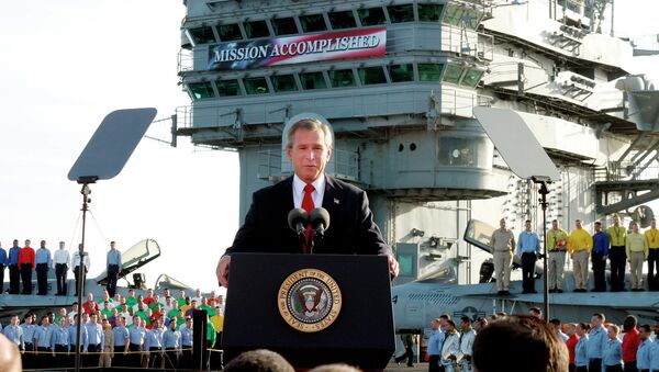 George W. Bush, desde el portaaviones Abraham Lincoln en el Pacífico, anuncia el final de las operaciones militares contra Irak - Sputnik Mundo