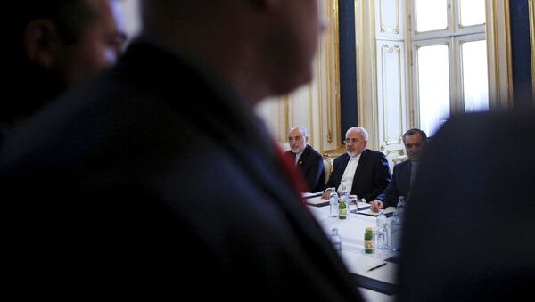 Ministro de Asuntos Exteriores de Irán, Mohammad Javad Zarif (centro), durante un encuentro con el ministro de Asuntos Exteriores de EEUU, John Kerry - Sputnik Mundo