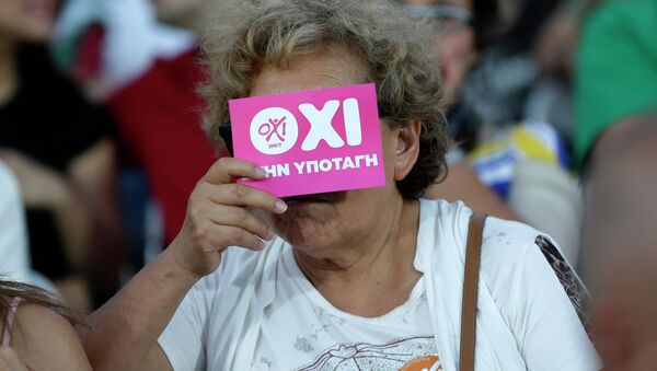 Una mujer sostiene un volante con la palabra griega NO - Sputnik Mundo