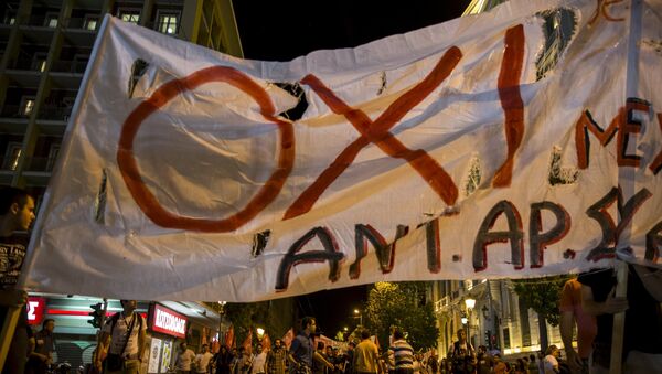 Partidarios de 'NO' celebran resultados del referéndum en una calle en el centro de Atenas - Sputnik Mundo