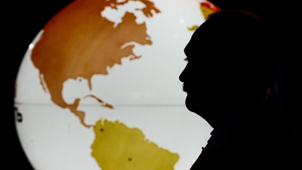 Профиль человека на фоне карты мира - Sputnik Mundo