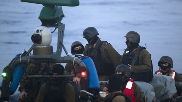 Militares israelíes durante el ataque a la Flotilla de Gaza - Sputnik Mundo