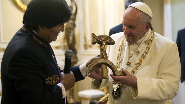Evo Morales, presidente de Bolivia, regala un crucifijo con la hoz y el martillo al papa Francisco en La Paz, Bolivia, el 8 de julio, 2015 - Sputnik Mundo