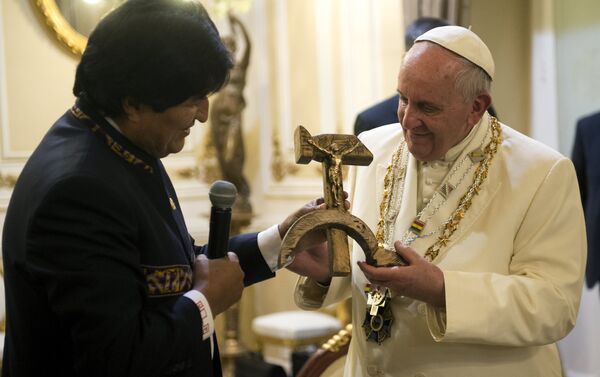 El Papa Francisco recibe un regalo del expresidente de Bolivia Evo Morales en La Paz, 2015.  - Sputnik Mundo