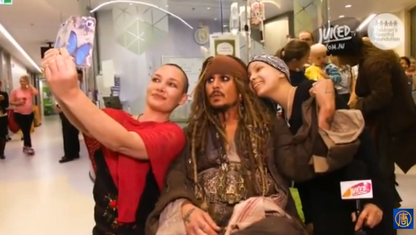 Johnny Depp se disfraza de por una buena causa - Sputnik Mundo