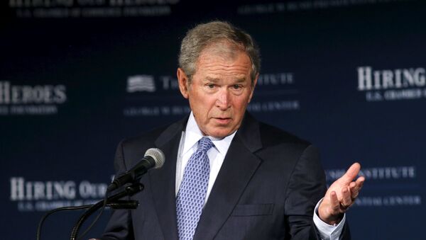 Former U.S. President George W. Bush speaks at the U.S. Chamber of Commerce Mission Transition summit, to discuss creating employment opportunities for post-9/11 veterans and military families in Washington June 24, 2015 - Sputnik Mundo