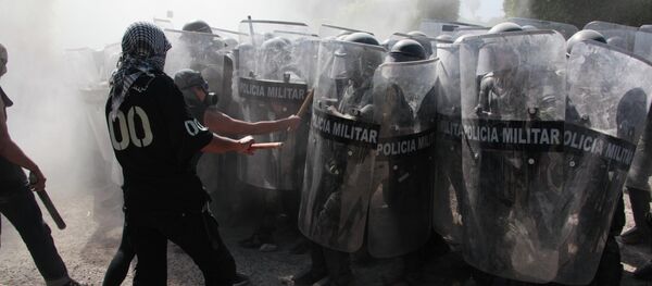 Protestantes se pelean con la policía militar en Iguala, México, el 12 de enero, 2015 Protestantes se pelean con la policía militar en Iguala, México, el 12 de enero, 2015 - Sputnik Mundo
