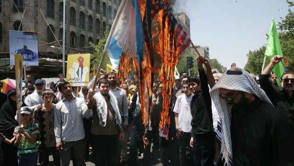 Manifistantes iraníes queman banderas de EEUU y Israel - Sputnik Mundo