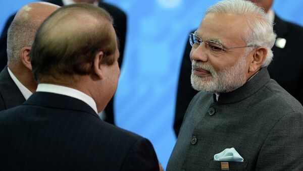 Primer ministro de Pakistán, Muhammad Nawaz Sharif, y su homólogo indio,Narendra Modi, en Ufá - Sputnik Mundo