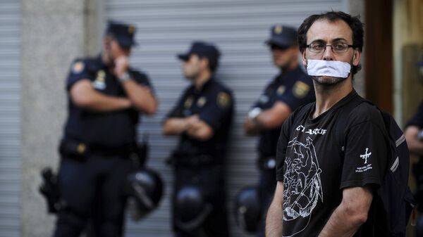 A man, with his mouth taped, during a protest against the Spanish government's new security law  - Sputnik Mundo