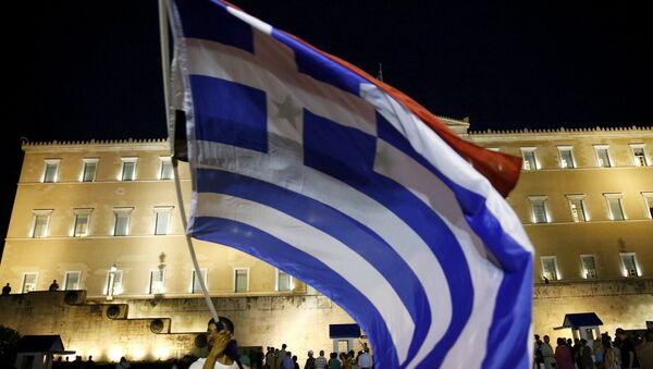 Bandera de Grecia frente al Parlamento en Atenas - Sputnik Mundo