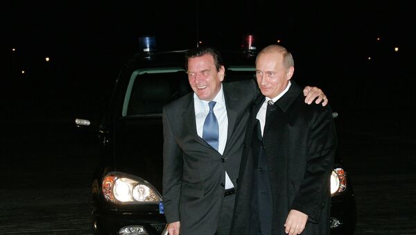 Excanciller de Alemania,  Gerhard Schröder, y presidente de Rusia, Vladímir Putin (archivo) - Sputnik Mundo