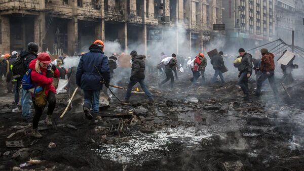 Manifestantes en la Plaza de Independencia en Kiev, el 20 de febrero, 2014 - Sputnik Mundo