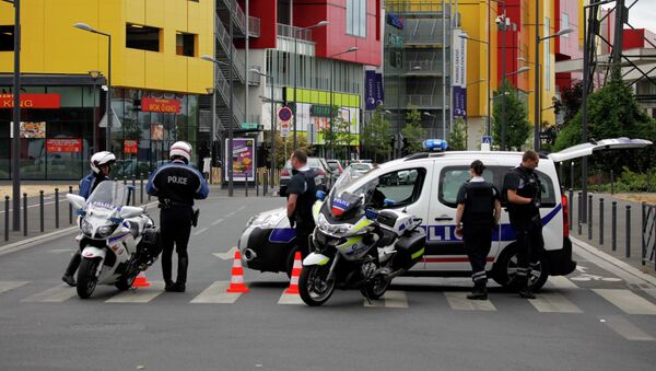 Policía frencesa cerca de un centro comercial en Villeneuve La Garenne - Sputnik Mundo