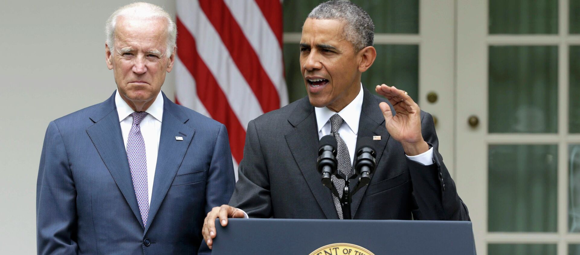 U.S. President Barack Obama (R) delivers remarks next to Vice President Joe Biden - Sputnik Mundo, 1920, 25.01.2021