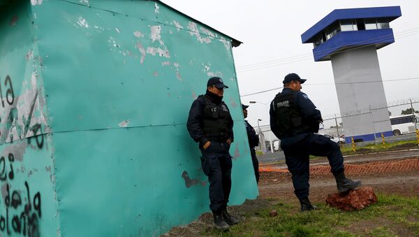 Policías están fuera de la Penitenciaría Federal Altiplano, de  dónde narcotraficante Joaquín el 'Chapo' Guzmán escapó - Sputnik Mundo