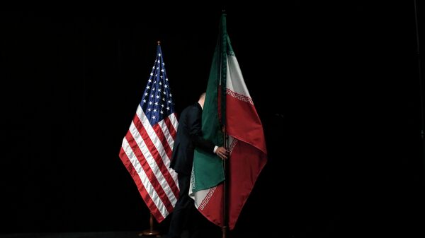 Banderas de EEUU e Irán - Sputnik Mundo