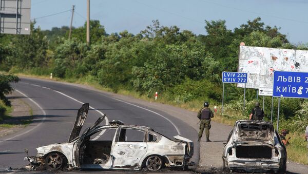Soldados al lado de coches quemados en Mukacheve, Ucrania - Sputnik Mundo