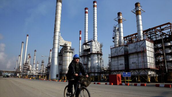 Extracción de petróleo en Irán (Archivo) - Sputnik Mundo