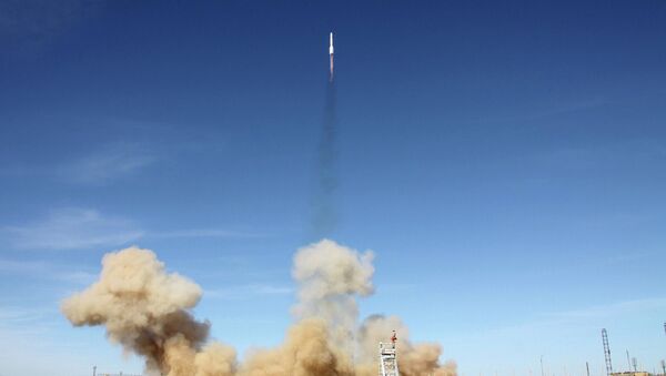 Cohete ruso Protón pone en órbita el satélite estadounidense АМС-4P (Archivo) - Sputnik Mundo