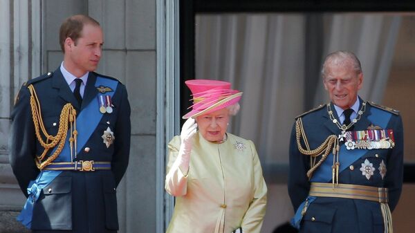 La reina del Reino Unido, Isabel II junto a su nieto, príncipe Guillermo y su marido, príncipe Felipe de Edimburgo - Sputnik Mundo