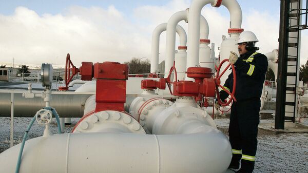 Un trabajador realiza un control de rutina en un centro de control de gas natural de la Corporación de Gasoductos y Petróleo de Turquía. - Sputnik Mundo