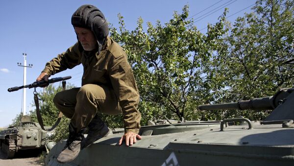 Milicias de Donetsk durante la retirada de armas - Sputnik Mundo