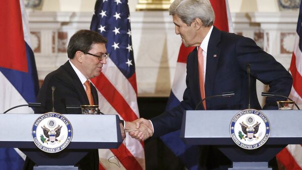 Ministro de Asuntos Exteriores de Cuba, Bruno Rodríguez Parrilla, y secretario de Estado de EEUU, John Kerry - Sputnik Mundo