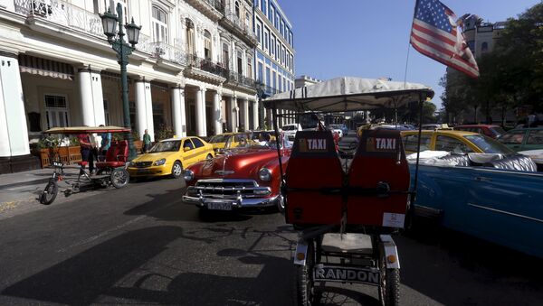 Taxi triciclo con la bandera de EEUU en La Habana - Sputnik Mundo