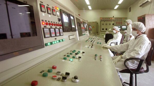 Técnicos de la Organización de Energía Atómica de Irán en la sala de control de la central nuclear de Isfahan (archivo) - Sputnik Mundo