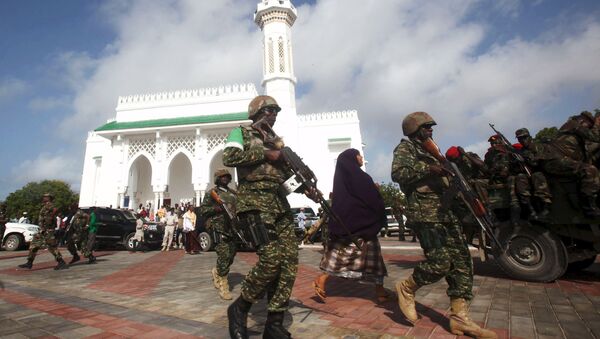 Soldiers serving in the African Union Mission in Somalia (AMISOM) patrol outside a Mosque during Eid al-Fitr prayers, marking the end of the fasting month of Ramadan at a Mosque in Somalia's capital Mogadishu, July 17, 2015. - Sputnik Mundo