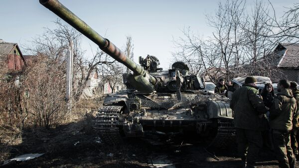 Milicianos de RPD y el tanque de las Fuerzas Armadas de Ucrania (archivo) - Sputnik Mundo
