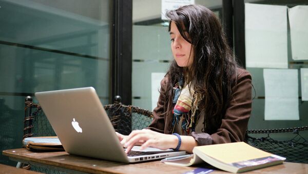 Una joven delante del ordenador portátil - Sputnik Mundo