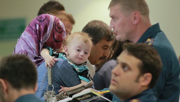 Personas evacuadas desde Siria en el aeropuerto de Domodédovo - Sputnik Mundo