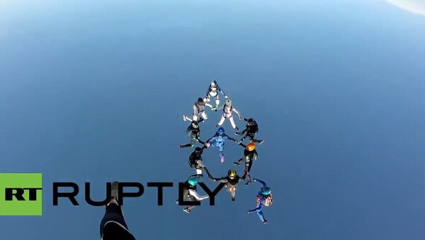 Nuevo récord de paracaidistas rusas - Sputnik Mundo