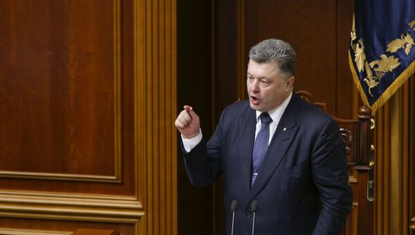 Ukrainian President Petro Poroshenko addresses deputies before voting for a draft law with changes in the constitution on decentralizing power at the parliament in Kiev, Ukraine, July 16, 2015 - Sputnik Mundo
