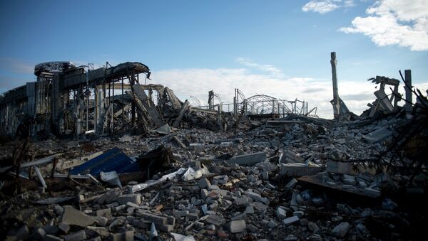 Aeropuerto destruido de Lugansk (archivo) - Sputnik Mundo