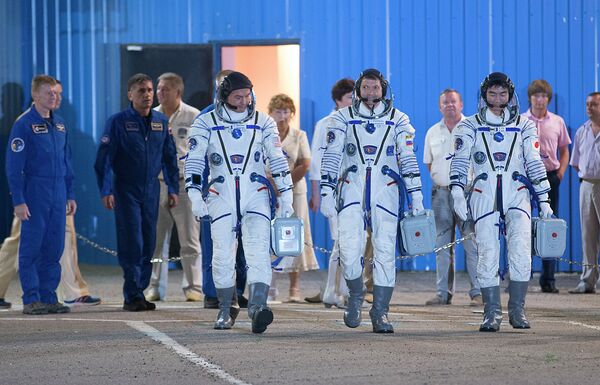 Los miembros de la tripulación de la nave Soyuz TMA-17M: Kjell Lindgren (izda.), Oleg Kononenko (centro) y Kimiya Yui (dcha.) Los miembros de la tripulación de la nave Soyuz TMA-17M: Kjell Lindgren (izda.), Oleg Kononenko (centro) y Kimiya Yui (dcha.) - Sputnik Mundo