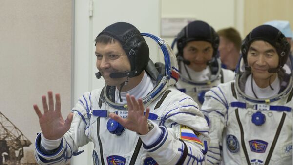 Cosmonautas Oleg Kononenko (Rusia), Kjell Lindgren (EEUU) y Kimiya Yui (Japón) - Sputnik Mundo