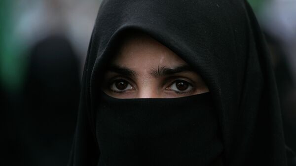 Mujer en burka - Sputnik Mundo