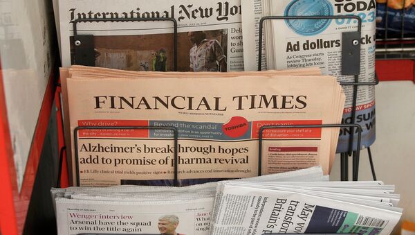 Copies of the Financial Times newspaper sit in a rack at a newsstand in London, Britain July 23, 2015 - Sputnik Mundo