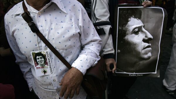A man holds the portrait of Chilean singer Victor Jara, during his funeral in Santiago on December 5, 2009 - Sputnik Mundo
