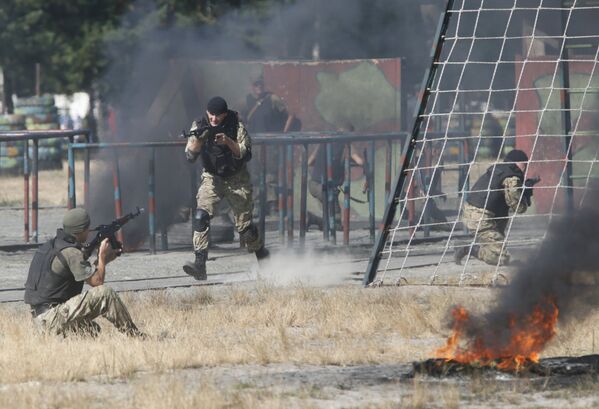 Entrenamiento de los combatientes de la Guardia Nacional ucraniana - Sputnik Mundo