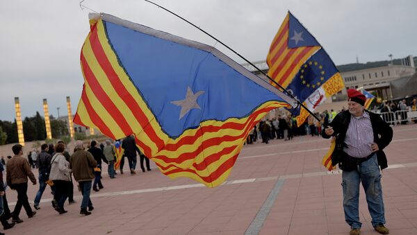 Hombre con la bandera independista catalana en Barcelona (archivo) - Sputnik Mundo