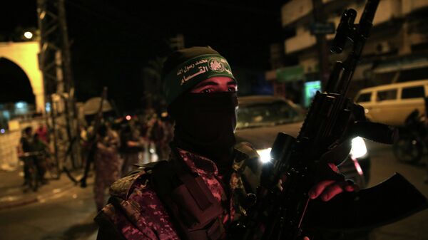 Un miembro del brazo armado del movimiento palestino Hamás, Las brigadas Ezedin al Qasam - Sputnik Mundo