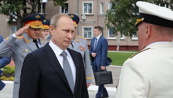Vladímir Putin coloca flores al pie del monumento a Pedro el Grande en Baltiisk - Sputnik Mundo