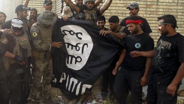Fuerzas de seguridad de Irak con una bandera de Estado Islámico en provincia de Anbar, Irak, el 26 de julio, 2015 - Sputnik Mundo