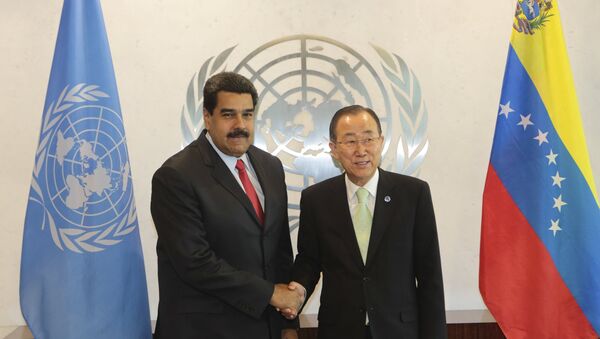 Presidente de Venezuela, Nicolás Maduro, y secretario general de la ONU, Ban Ki-moon, se dan un apretón de manos en la sede de la ONU en Nueva York - Sputnik Mundo