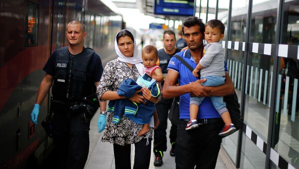 Policía acompaña una familia de refugiados afganos en Rosenheim, Alemania, el 28 de julio, 2015 - Sputnik Mundo