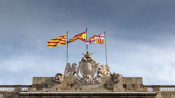 Banderas de España y Cataluña en Barcelona - Sputnik Mundo